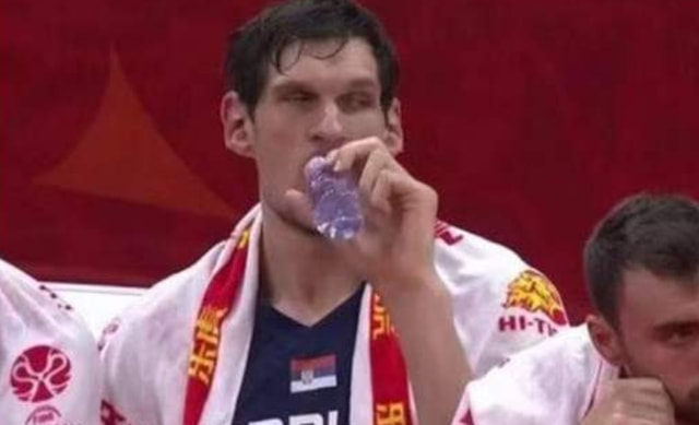 庄神拿桶装水喝,奥尼尔将矿泉水喝成口服液|矿泉水|奥尼尔|巨人_新浪