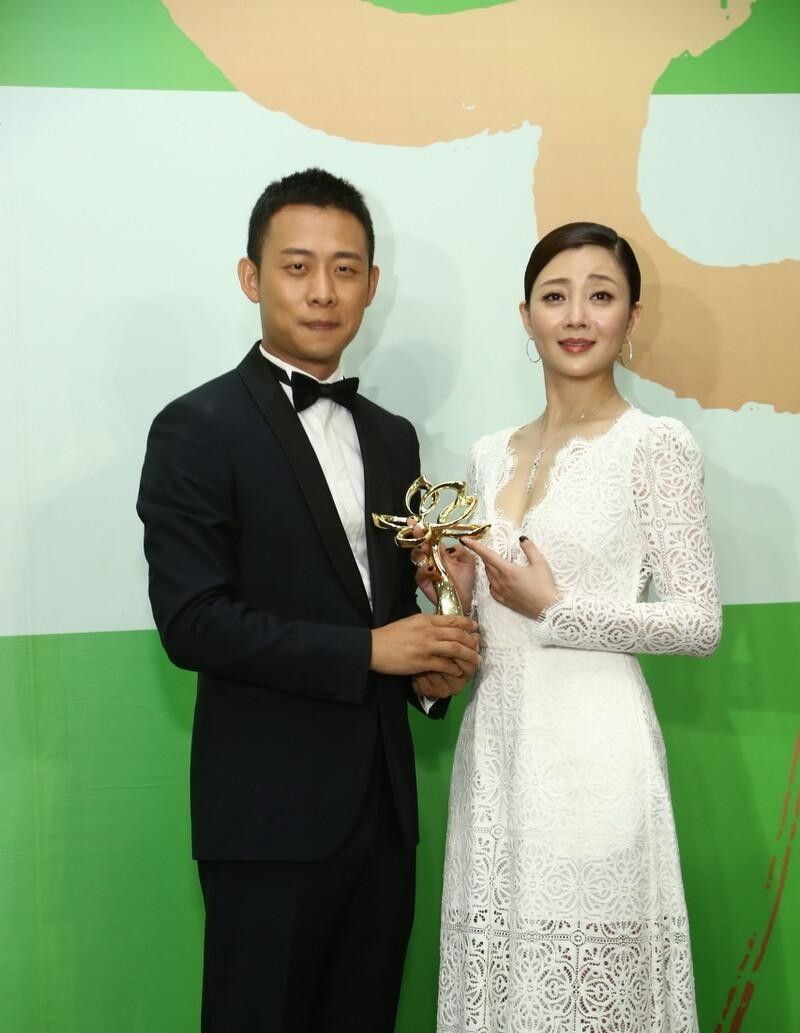 殷桃和袁立同框看出差别都是70后可气质差挺多身材都不错