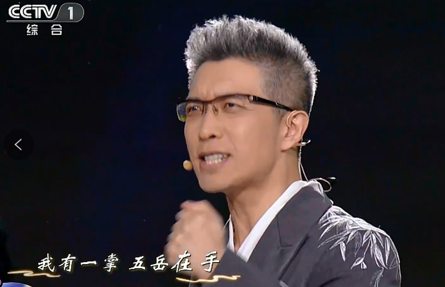 朱广权在央视网络春晚秀说唱打扮帅气头发灰白紧握拳头好卖力