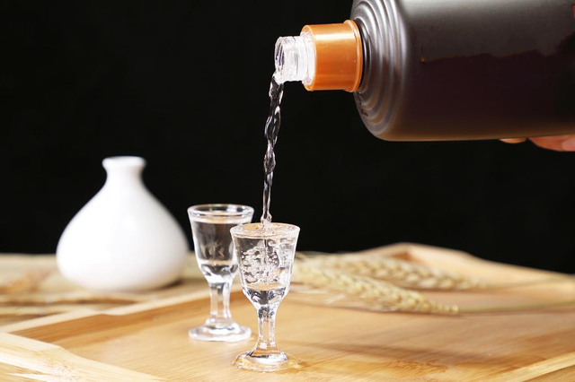 估值回落白酒股的泡沫与机会