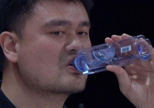 nba巨人喝水有多猛?