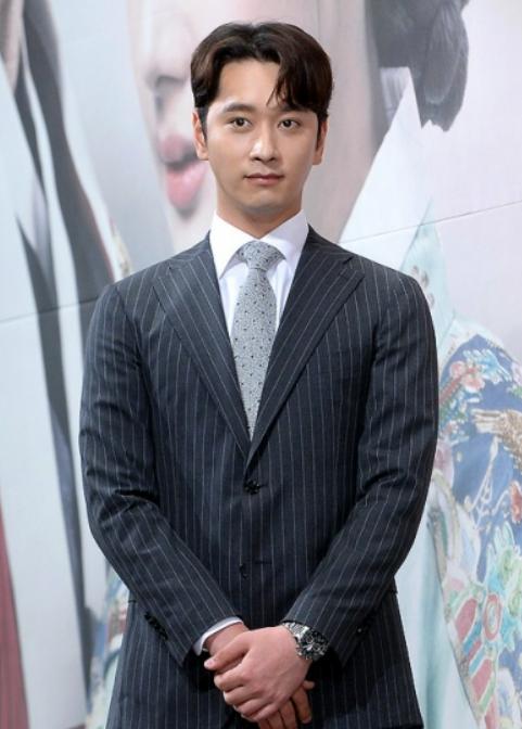 32岁黄灿盛与大8岁女友结婚承认女友已怀孕正在考虑婚礼日期