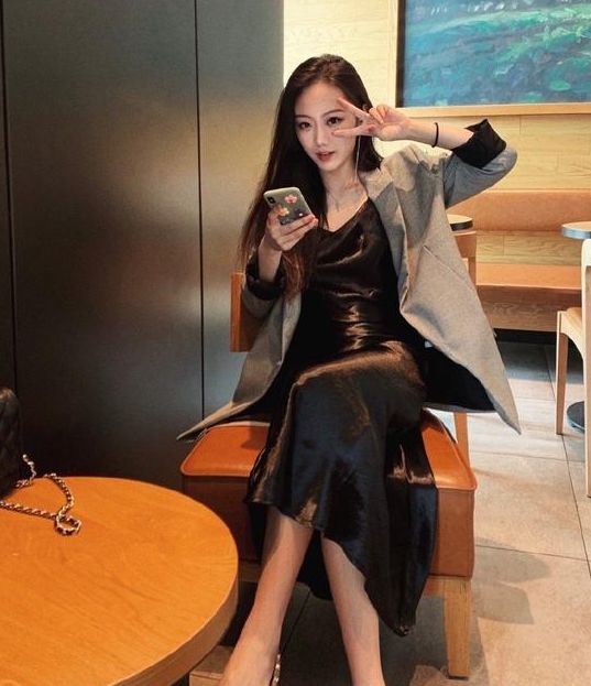 从照片可以看到,李广源的女友非常漂亮,对着镜头比划剪刀手,有爱的