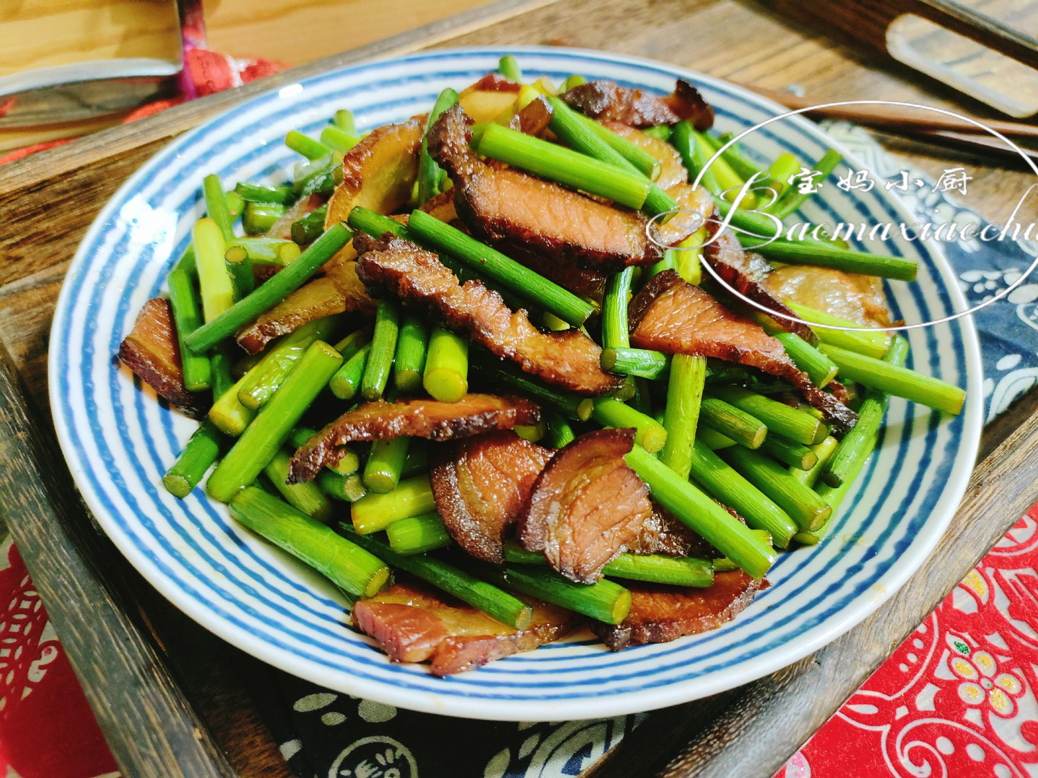 一把蒜苔,一块腊肉,好吃不腻,年味十足|蒜苔|腊肉|年夜饭_新浪新闻