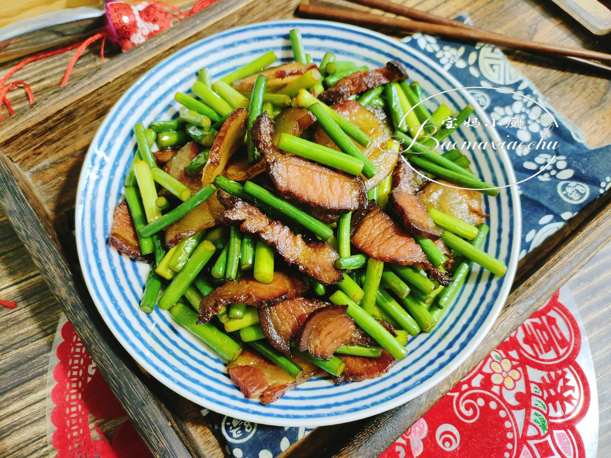 年夜饭上的一道抢手菜,一把蒜苔,一块腊肉,好吃不腻,年味十足|蒜苔|腊