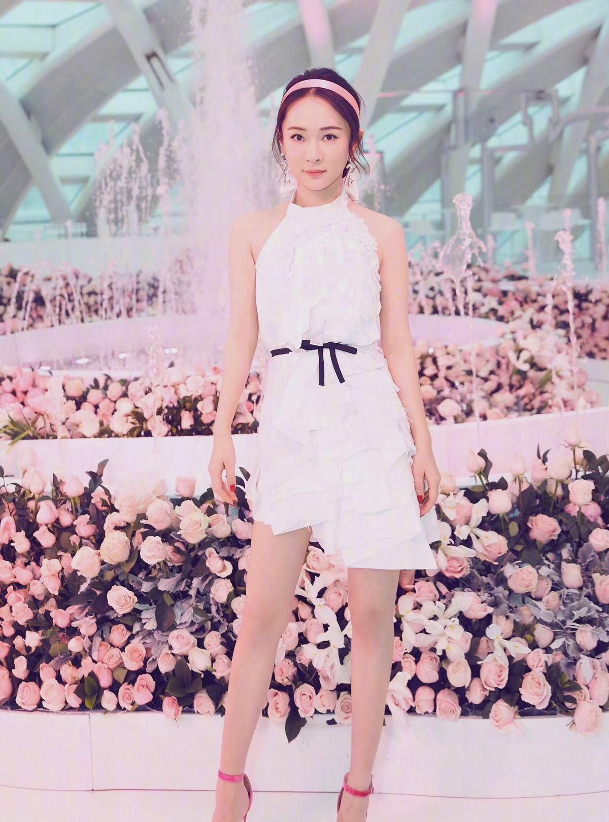 霍思燕的身材让女生羡慕40的年纪穿短裙纤细身姿仍让人心动