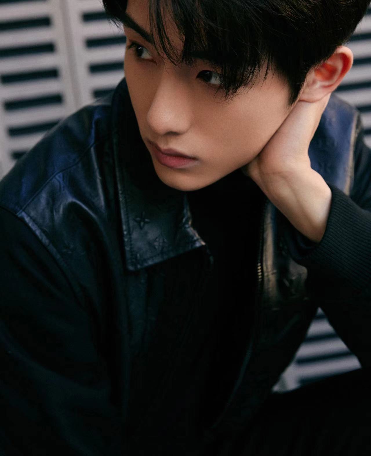 最新写真释出暮色笼罩下董思成身穿皮质外套搭配黑色内衫