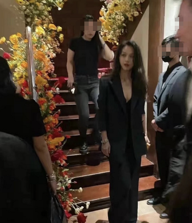汤唯身穿深黑色V字形西装 展示美丽身材照片引起网友热议