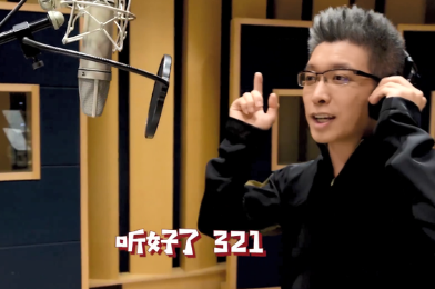 朱广权在央视网络春晚秀说唱打扮帅气头发灰白紧握拳头好卖力