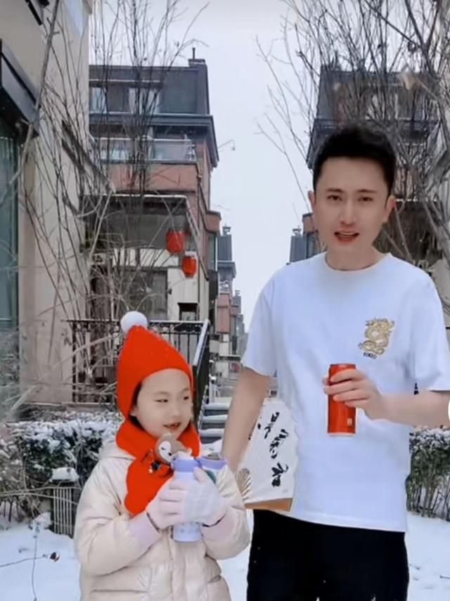 央视主持人杨帆穿短袖带娃冻到直吸冷气小区环境曝光意外露富