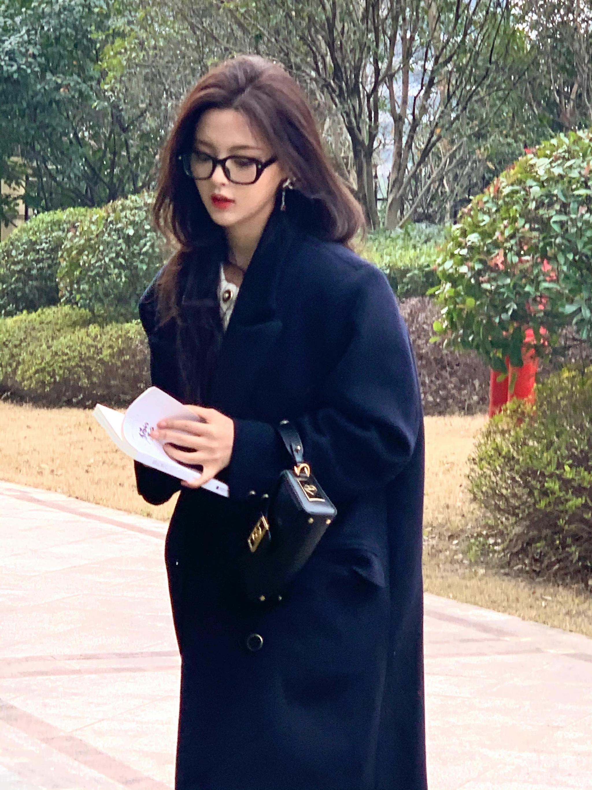 杨超越黑框眼镜造型随拍live图真的好美啊