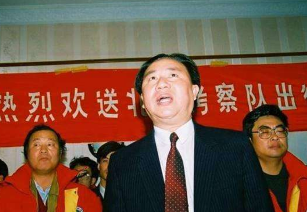 1999年首富牟其中入狱，妻子早已离去，小他28岁的小姨子不离不弃