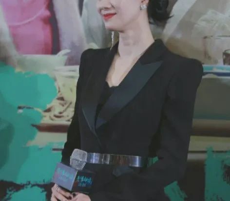 离婚被欠债千万，做过内衣模特，40岁女人的优雅是选择性遗忘吗？休闲区蓝鸢梦想 - Www.slyday.coM