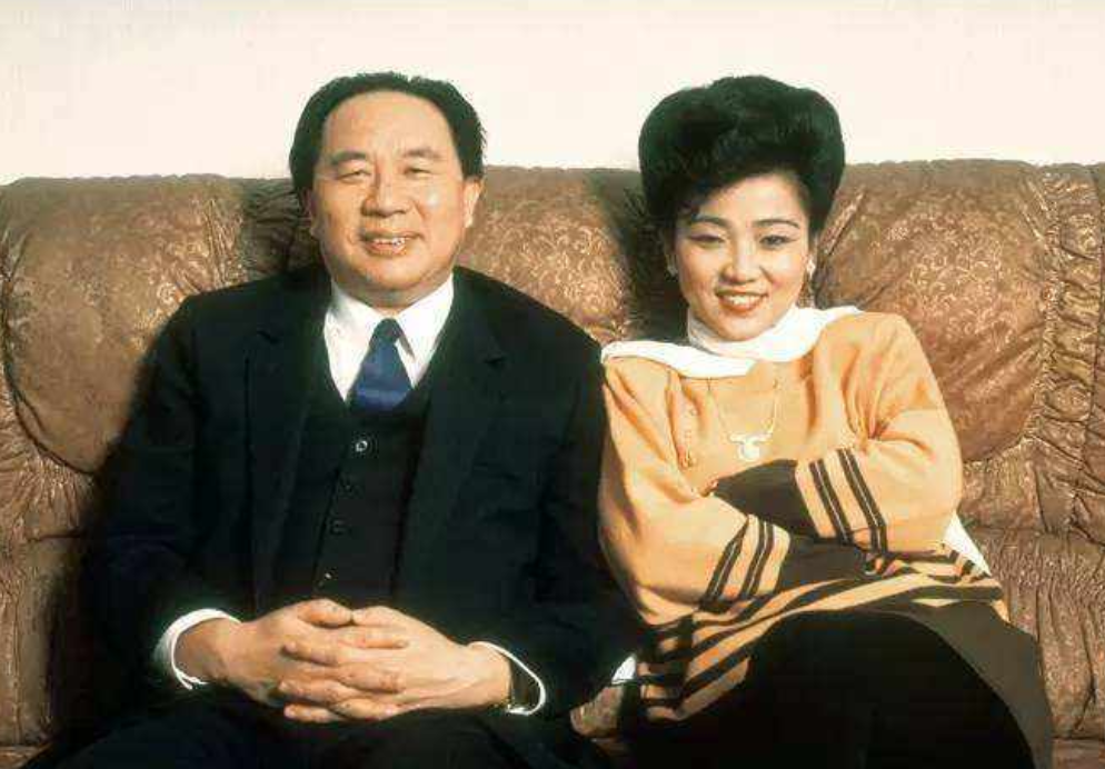 1999年首富牟其中入狱，妻子早已离去，小他28岁的小姨子不离不弃