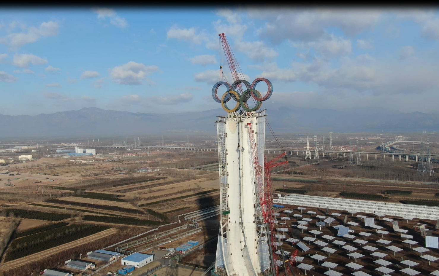 北京冬奥会巨型奥运五环景观塔在延庆竣工亮相