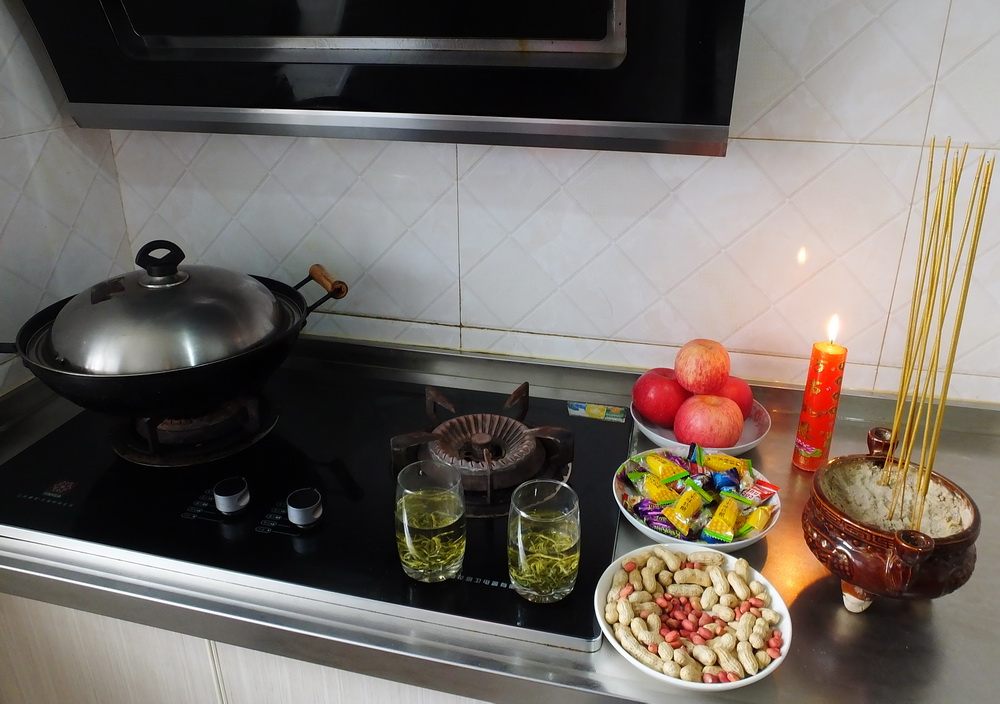 小年,湖北宜昌,一市民家摆放糖果,水果,花生,茶水,焚香祭灶神