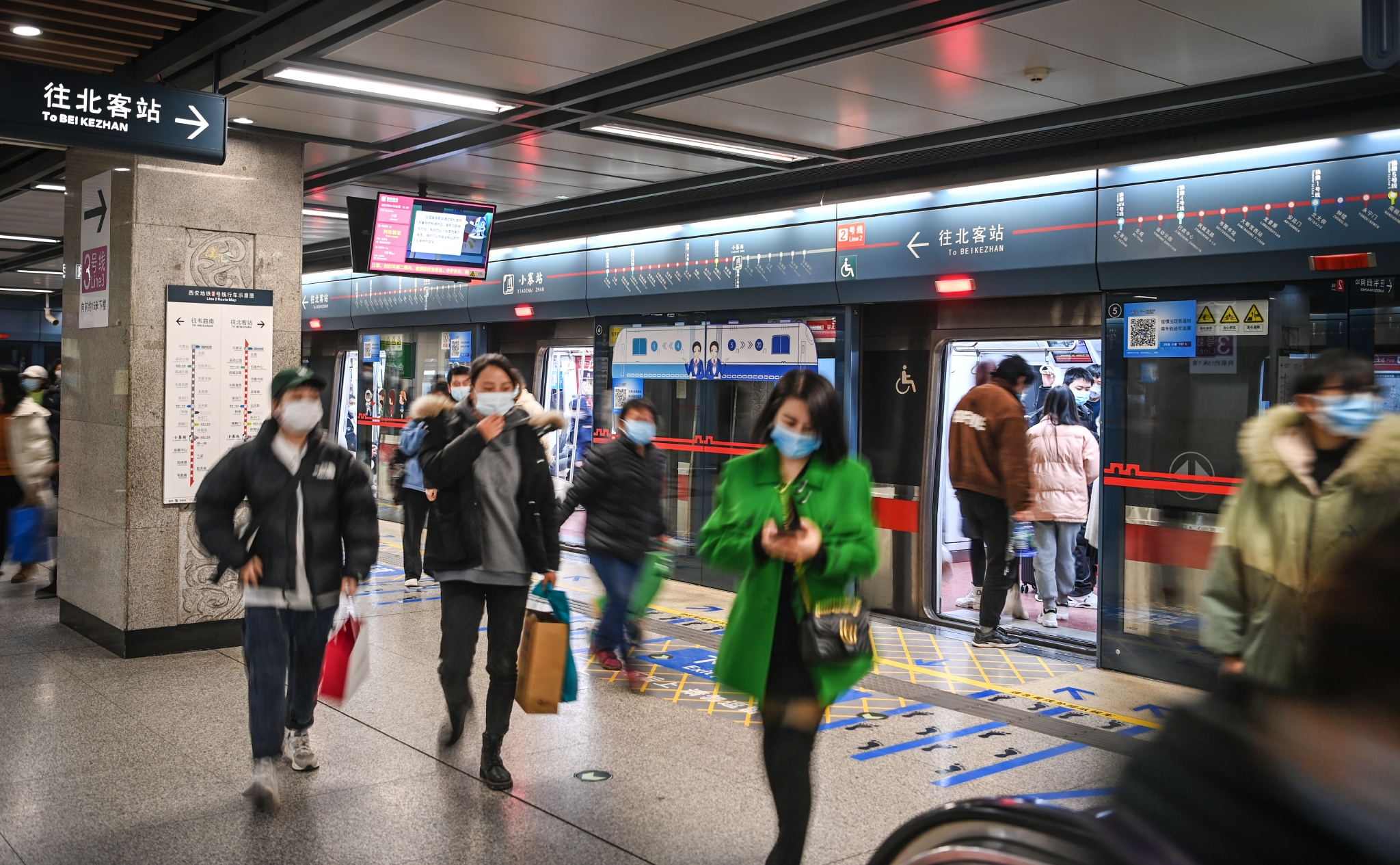 新华社记者 陶明 摄1月25日,两名小朋友在西安市新城广场玩耍.