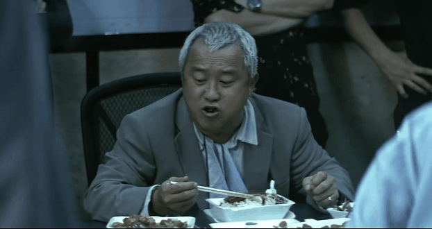 嚣张的吃,如《无间道2》里当着警察面摔盒饭的曾志伟.