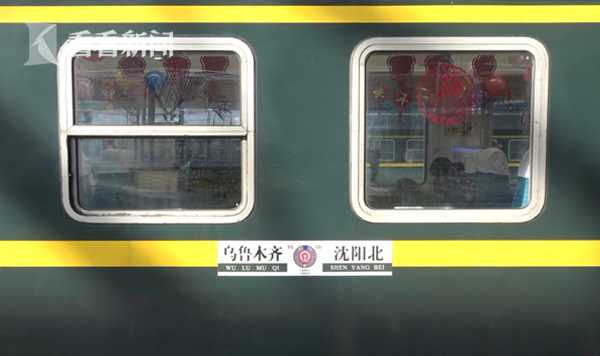 1月24日下午,t302次列车的3号车厢里洋溢着浓浓的新年气息,车厢布置一