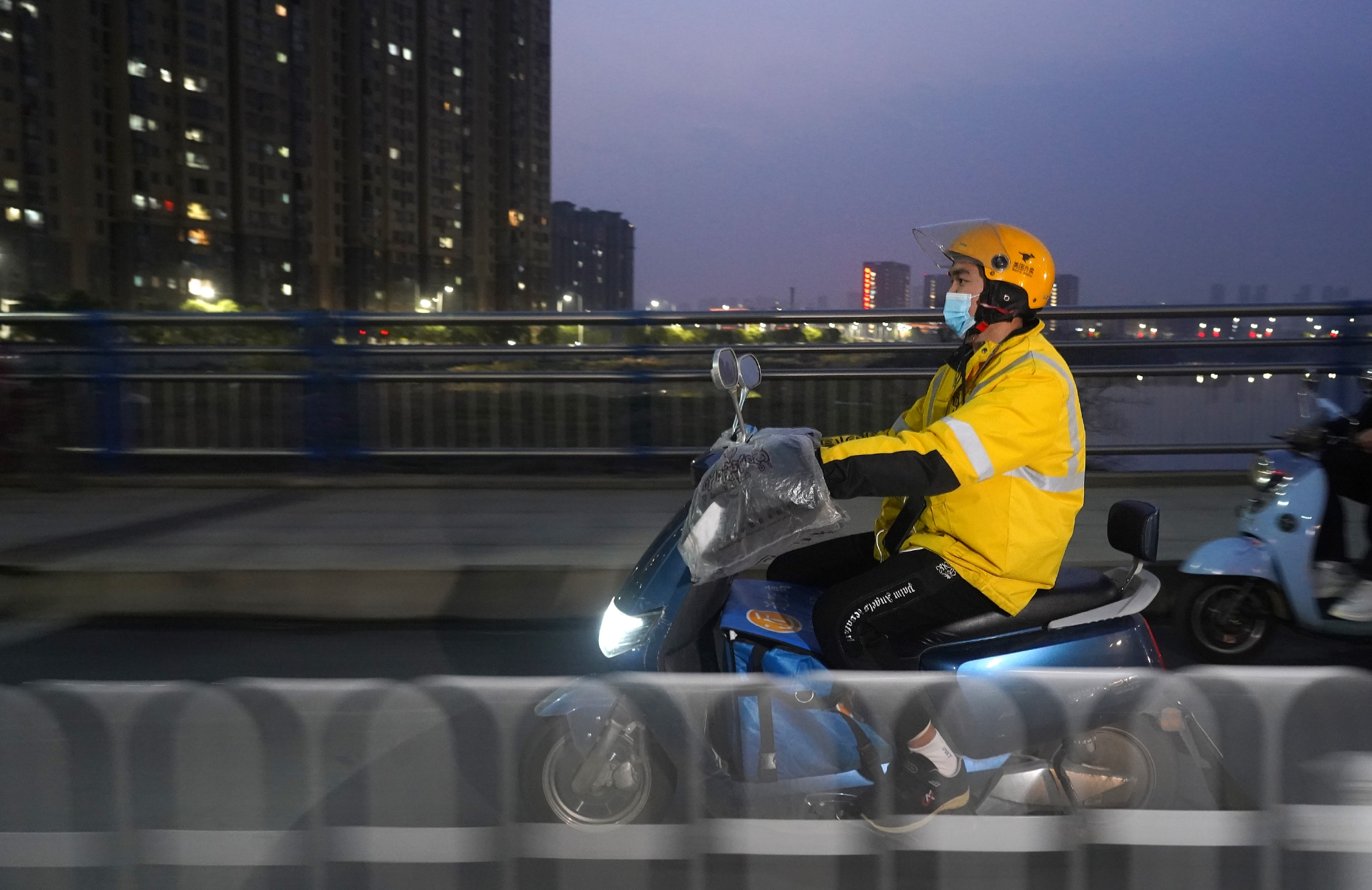 脑瘫外卖小哥微笑面对生活中的艰难