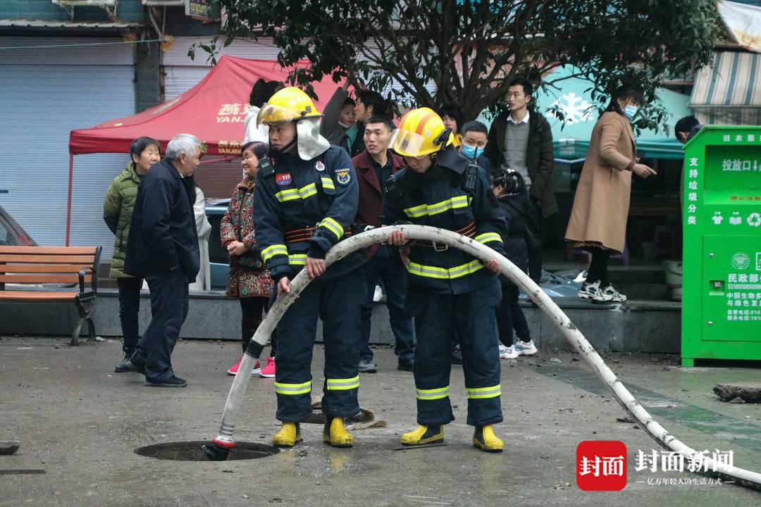 熊孩子将鞭炮扔进下水道炸飞5个井盖 导致2人受伤休闲区蓝鸢梦想 - Www.slyday.coM