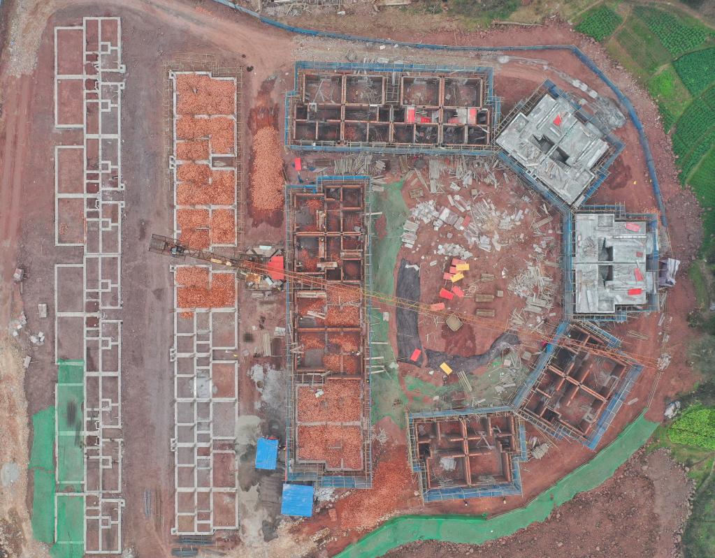 　　图为1月20日拍摄的福集镇鱼目村聚居点建设现场（无人机照片）。 新华社记者刘坤 摄