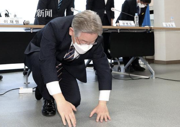 民调下降！时隔2个月后，韩国总统候选人李在明又行“下跪大礼”休闲区蓝鸢梦想 - Www.slyday.coM