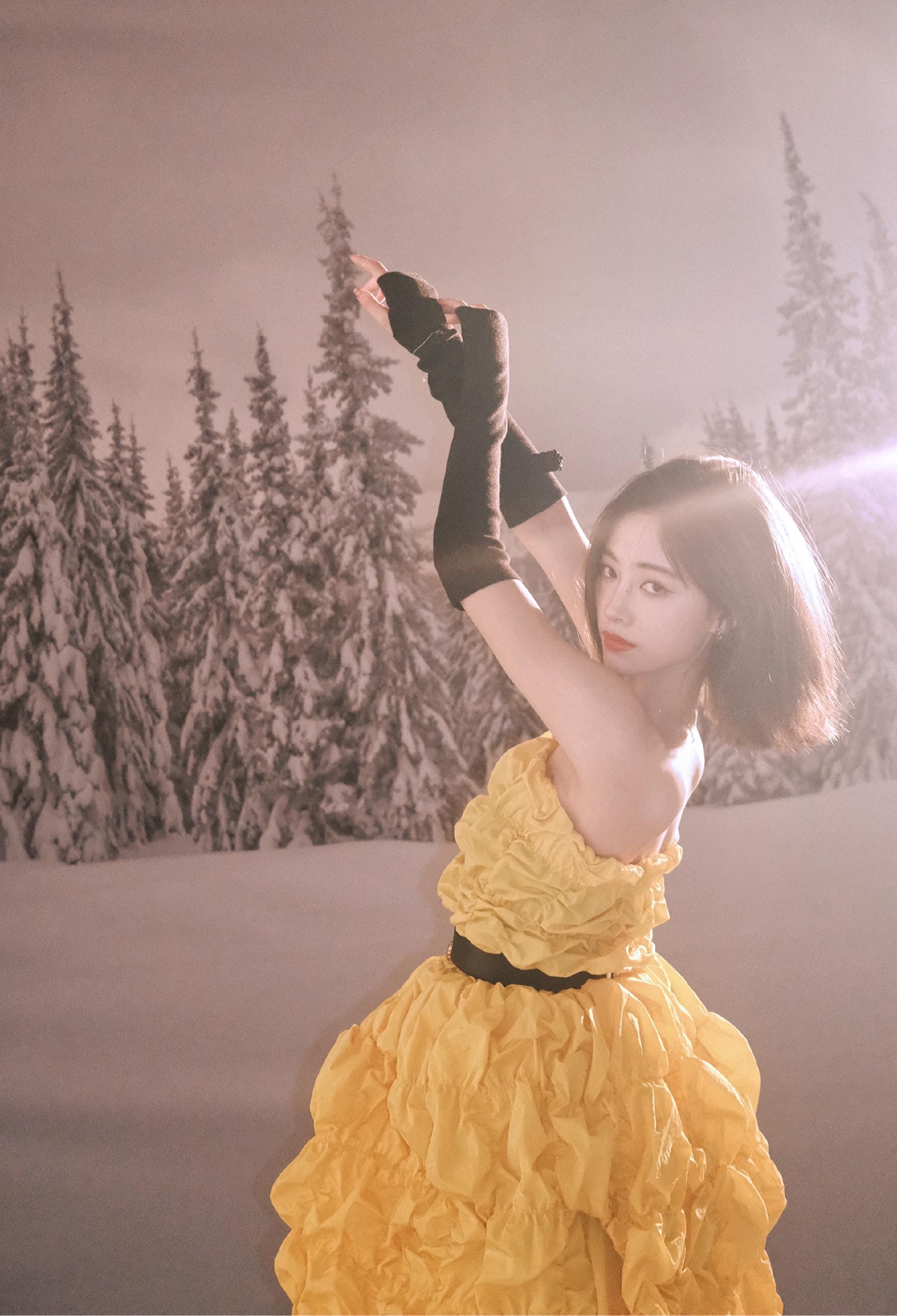 许佳琪黄色公主裙大片释出慵懒短发出镜好似雪中精灵