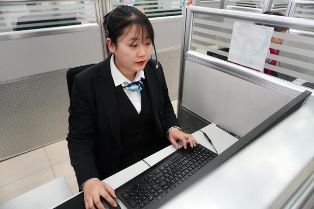 最多一天接500多个电话北京12306接线员值守归乡路