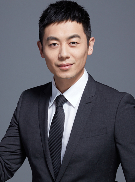 朱亚文光头造型惊艳全场 戴黑框眼镜高冷酷帅|朱亚文_新浪新闻