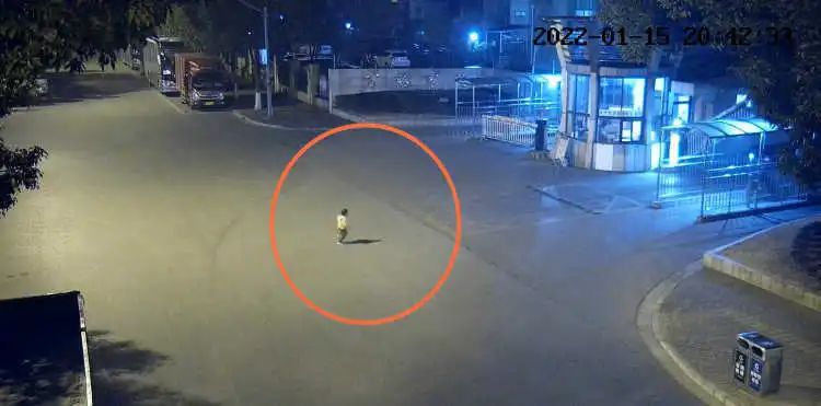 上海警方深夜找上门，男子才知2岁儿子已出门溜达2公里休闲区蓝鸢梦想 - Www.slyday.coM