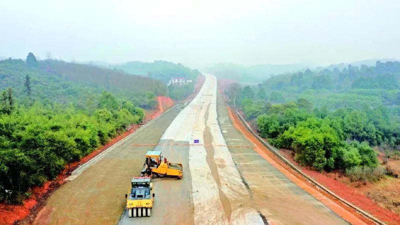 1月24日,记者在省道s326浏阳市普迹至雨花区跳马公路项目建设现场看到