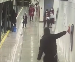 女乘客被地铁屏蔽门夹住，不幸身亡！休闲区蓝鸢梦想 - Www.slyday.coM