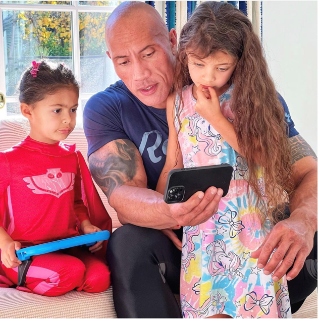 巨石强森晒带娃日常：被女儿糊花生酱丝毫不生气 与高大威猛形象反差强烈休闲区蓝鸢梦想 - Www.slyday.coM