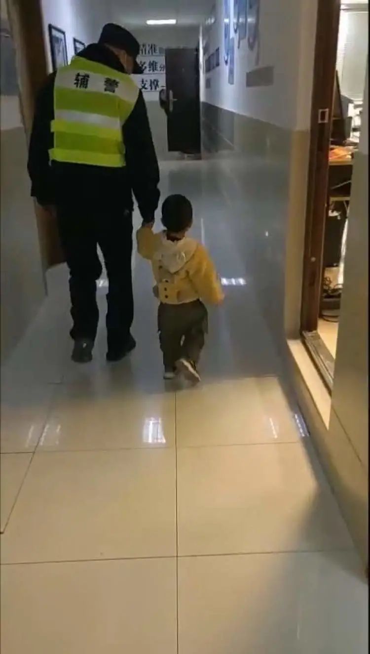 上海警方深夜找上门，男子才知2岁儿子已出门溜达2公里休闲区蓝鸢梦想 - Www.slyday.coM