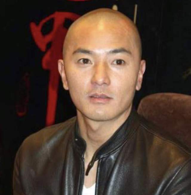 直到看了他的光头照片.大哥,你哪位?