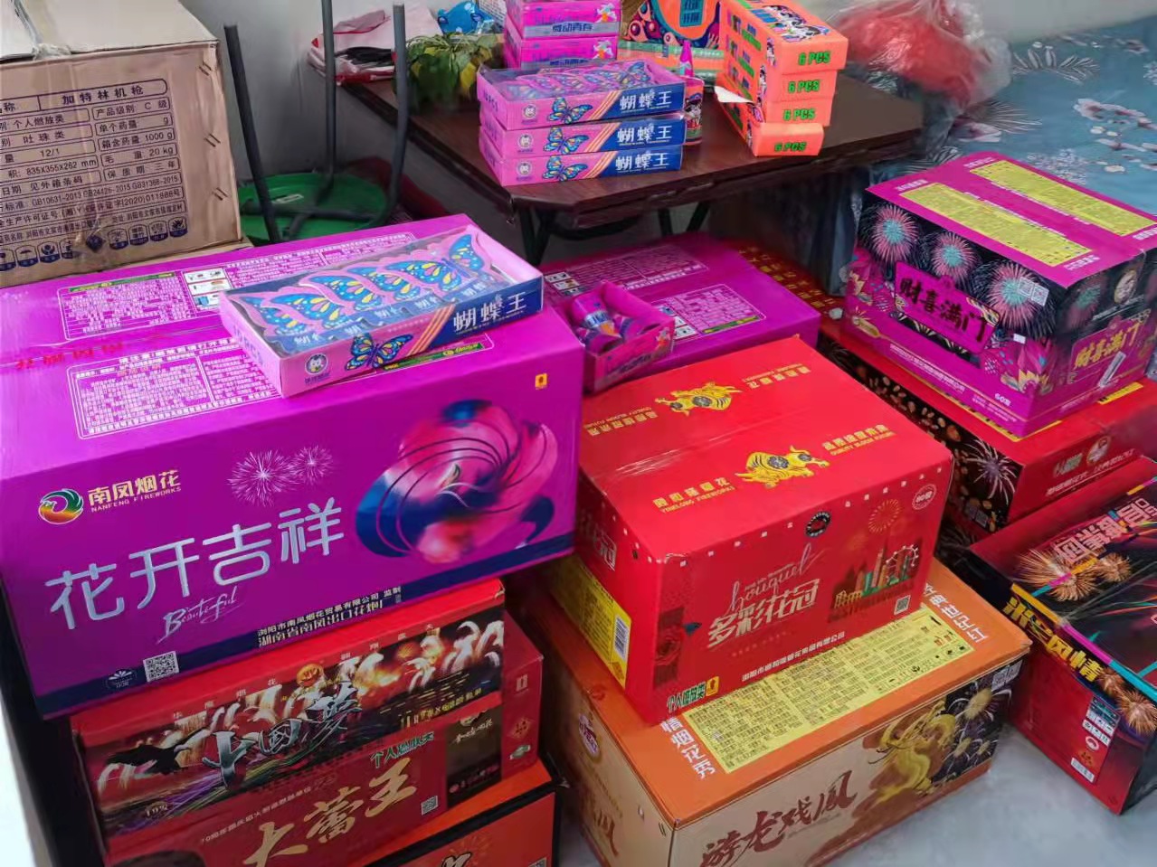 一处燃放残留物牵出三处存放点起获1吨非法烟花