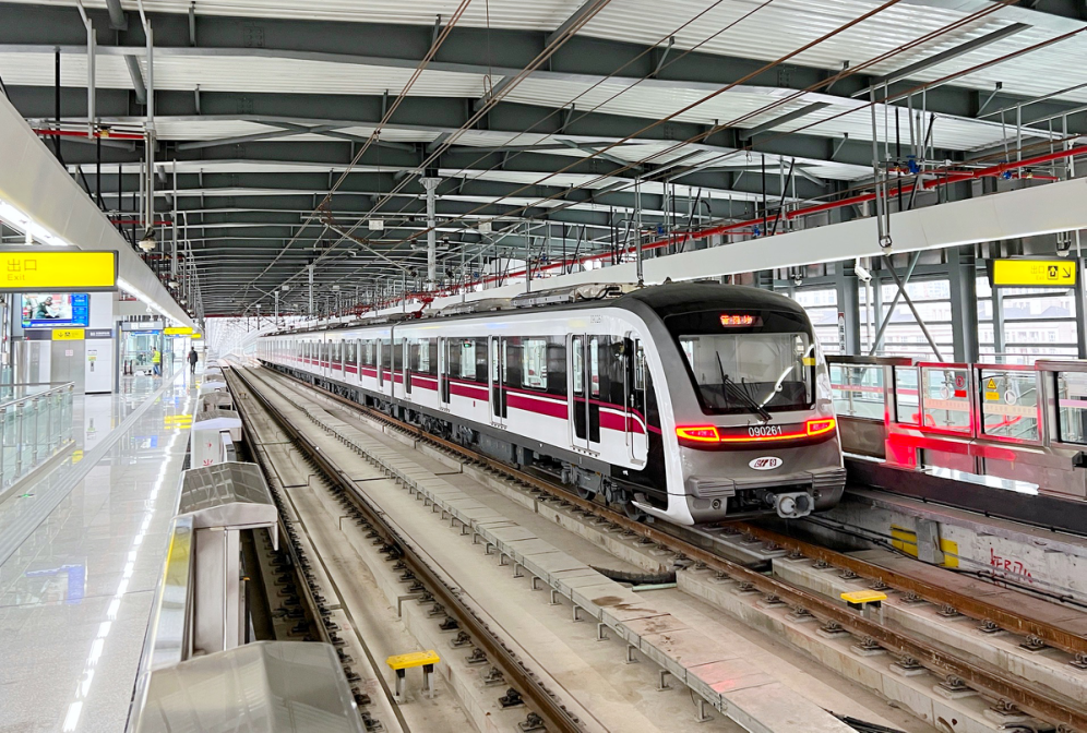 重庆9号线一期开通 化龙桥站再现"轨道穿楼"