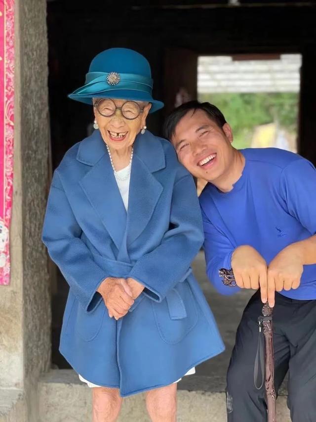 80后设计造型师罗伟明辞职返乡,利用空余时间,他为92岁的农村奶奶设计
