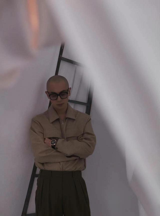 朱亚文首尝光头造型让人惊喜斯文儒雅气质佳帅成行走的荷尔蒙