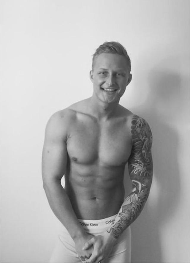 美25岁男子晒纹身前后对比照，承认纹身很痛就像被金属刷刮过一样休闲区蓝鸢梦想 - Www.slyday.coM