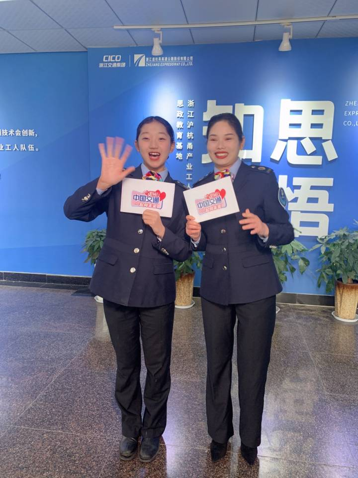 微笑劝返超限司机的收费员小姐姐开直播,获百万网友点