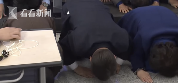 民调下降！时隔2个月后，韩国总统候选人李在明又行“下跪大礼”休闲区蓝鸢梦想 - Www.slyday.coM