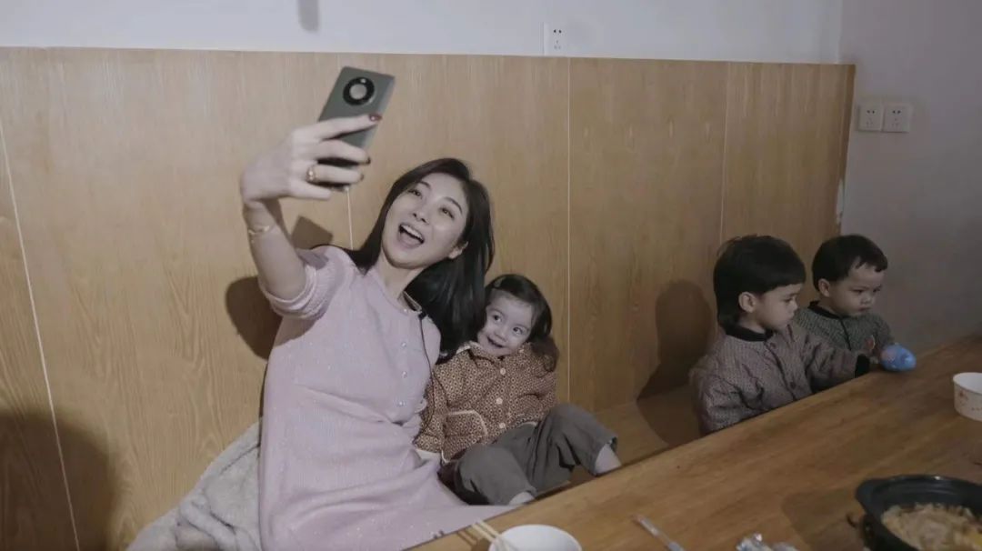 30岁美女模特试管生下混血三胞胎：一个月花销10万，已存够钱把孩子养大成人休闲区蓝鸢梦想 - Www.slyday.coM