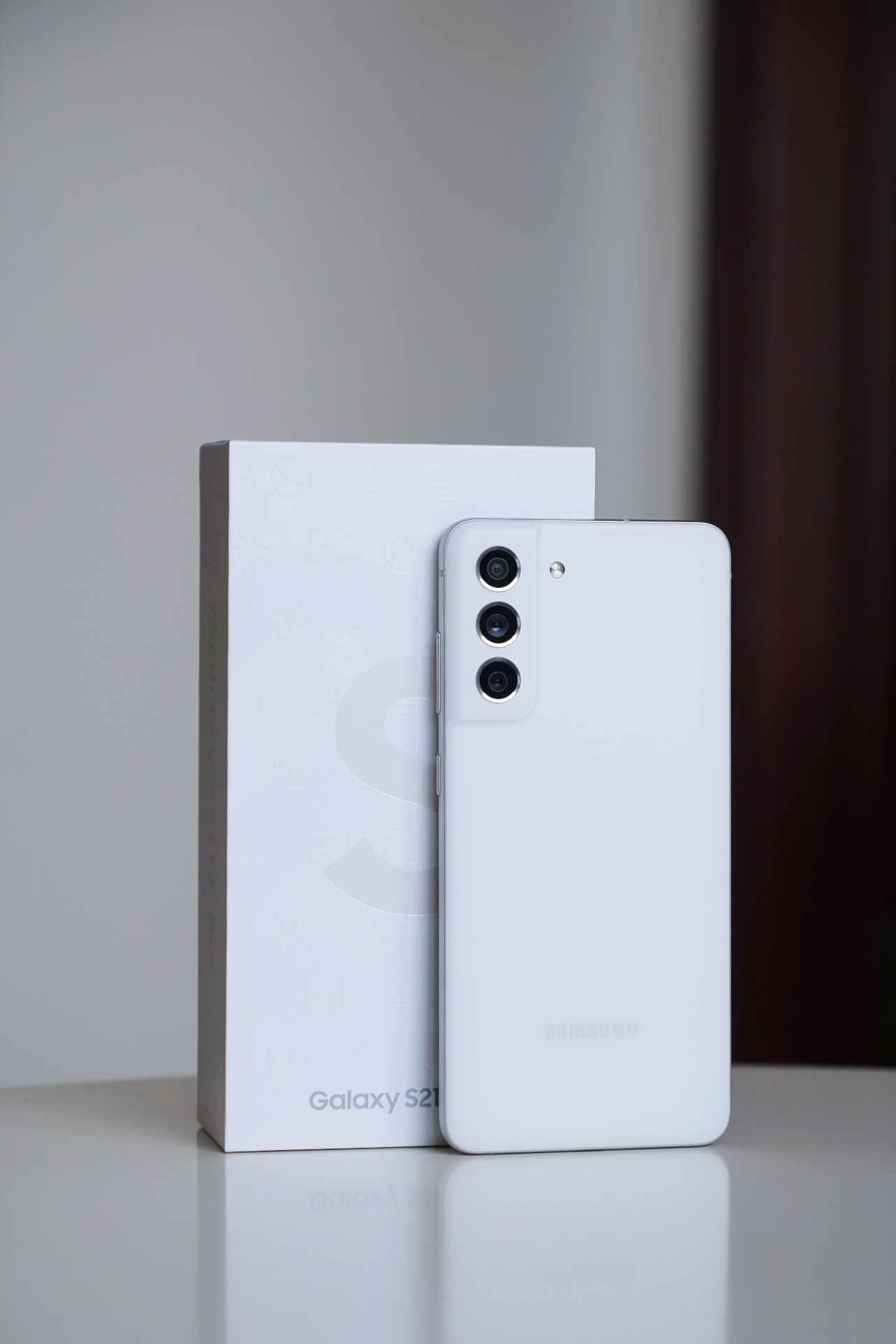 三星s21fe它的思路和上代差不多64英寸中置开孔amoled