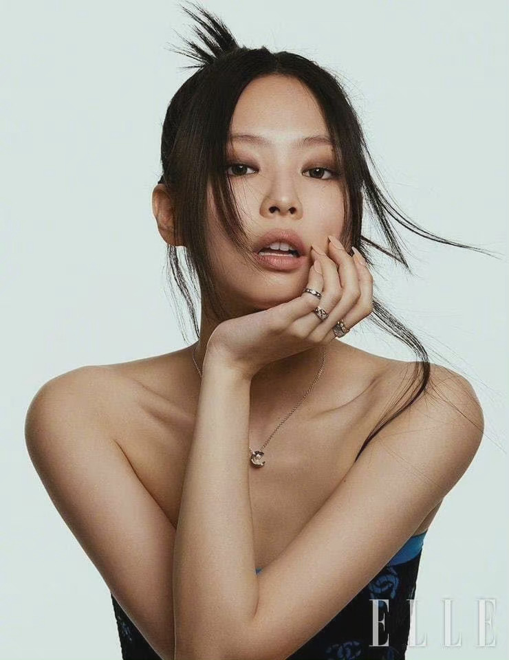 jennie最新杂志内页公开96 ,美女子身材好好,这线条我i了!