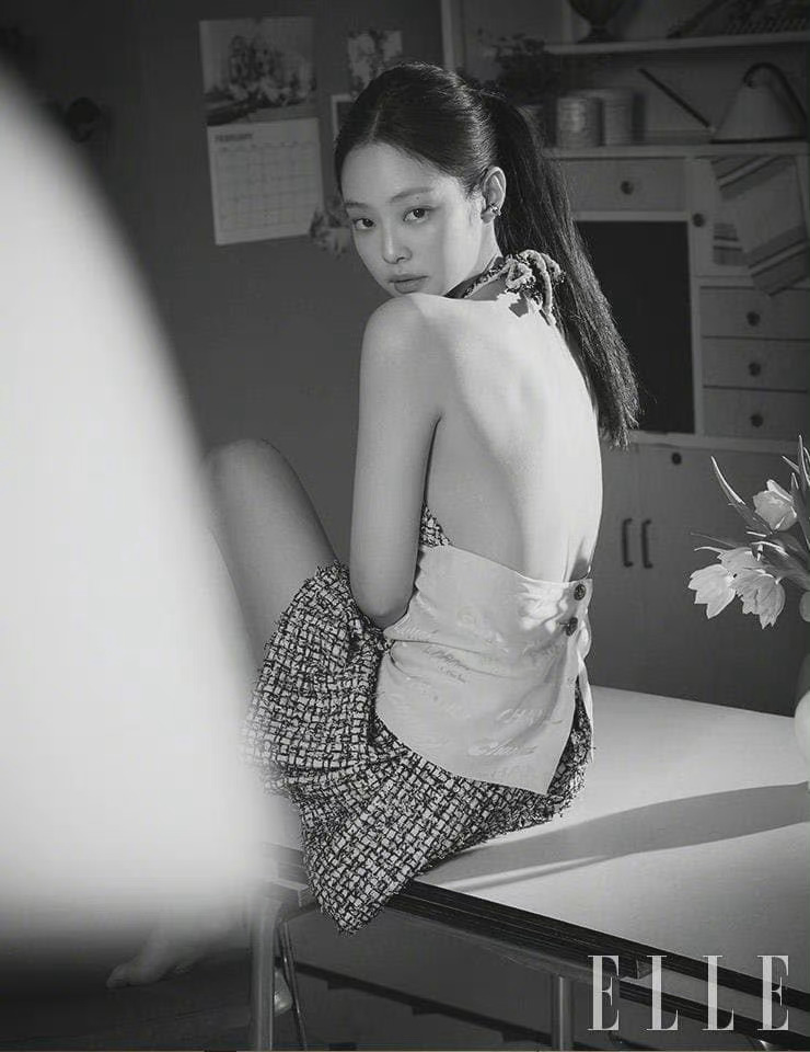 jennie最新杂志内页公开96 ,美女子身材好好,这线条我i了!