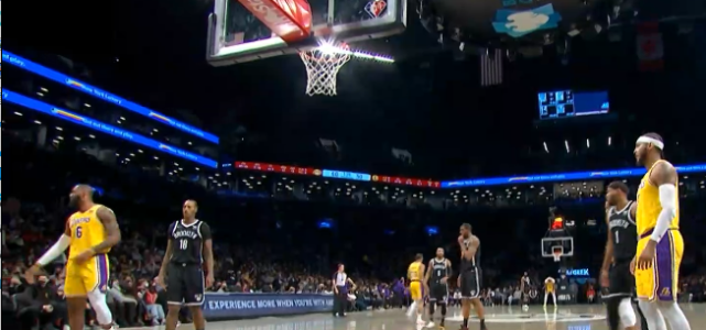 詹姆斯吊打篮网，遭对手疯狂挑衅，隔扣詹皇之人起立鼓掌怼脸嘲笑休闲区蓝鸢梦想 - Www.slyday.coM