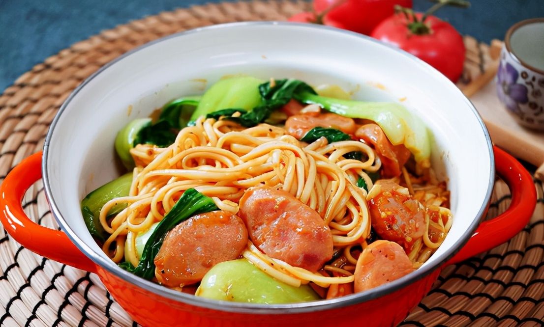 番茄黑椒香肠炒面创意十足特好吃百吃不腻有滋味