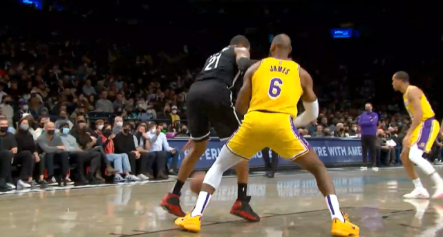 詹姆斯吊打篮网，遭对手疯狂挑衅，隔扣詹皇之人起立鼓掌怼脸嘲笑休闲区蓝鸢梦想 - Www.slyday.coM